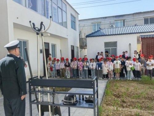 致敬平凡守护者 感悟劳动美——天中晚报小记者探秘华远卫士驻马店分公司