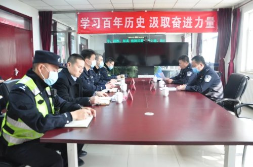 大兴公安分局领导送奖到岗，对华远卫士保安公司辅警进行表彰慰问